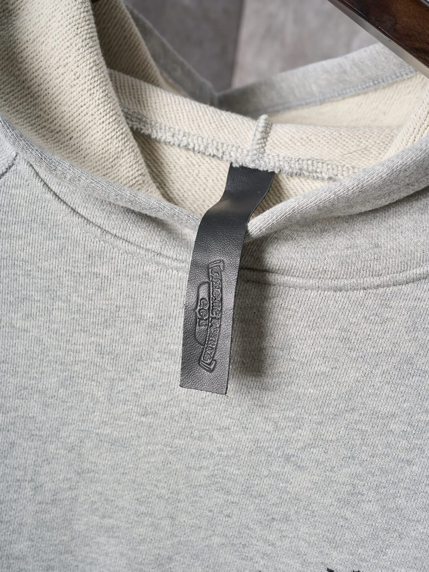 P480 Actual auction] Chrome Hearts/Ch cross logo patch embroidered hooded sweatshirt [Ready stock] S M L XL custom-made heavyweight fortress interwoven air cotton, full of texture, thick and solid, based on high-end ash tone, with a coexistence of vicissitudes and elegance. With the Chrome heart cross patch embroidery decoration on the chest, it becomes the ultimate interpretation of dark Gothic style. CH Gothic font is the finishing touch on the back panel. Let the totem become your spiritual thorn. The logo iron plate sways slightly with the swing of the body, adding a sense of movement and vitality. It is unobtrusive but has an indescribable aura. It interprets the perfect blend of retro and luxury. It adopts imported machine patch embroidery technology and uses advanced computer control systems and precise mechanical components to realize the Chrome Hearts logo patch embroidery operation. It presents an embroidery effect with both clarity and three-dimensionality. The fabrics have been washed and have a better hand feel and are not easily deformed. Not easy to shrink, not easy to fade, maintain long-term beauty, loose fit